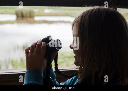 Junges Mädchen (10 Jahre) Vogelbeobachtung am Minsmere RSPB Reserve Sommer (Modell freigegeben) Stockfoto