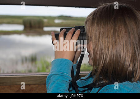 Junges Mädchen (10 Jahre) Vogelbeobachtung am Minsmere RSPB Reserve Sommer (Modell freigegeben) Stockfoto