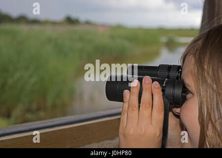 Junges Mädchen (10 Jahre) Vogelbeobachtung am Minsmere RSPB Reserve Sommer (Modell freigegeben) Stockfoto