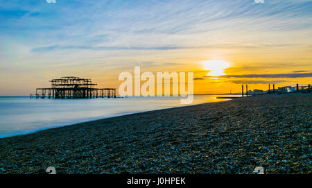 Brighton Beach bei Sonnenuntergang Stockfoto