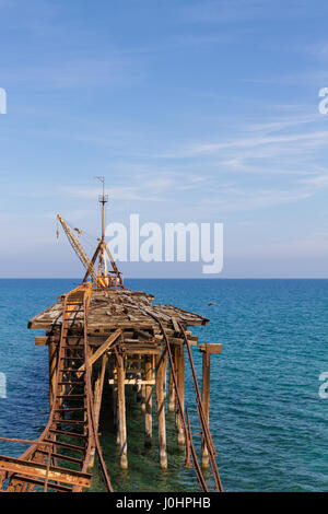 Verlassenen Pier am Xeros alte Bergbau Port, Zypern im Portrait Stockfoto
