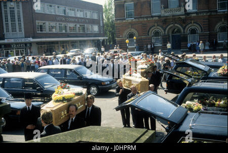 Zeebrugge Fähre Katastrophe Beerdigungen an Str. Marys Kirche, Ilkeston 1987. Richard und Hazel Hartley starb zusammen mit Richards Eltern Josef und Elsie Hartley. Martin Hartley von 8 Jahren überlebte die Katastrophe, wenn seine ihm Sicherheit geschoben. Stockfoto