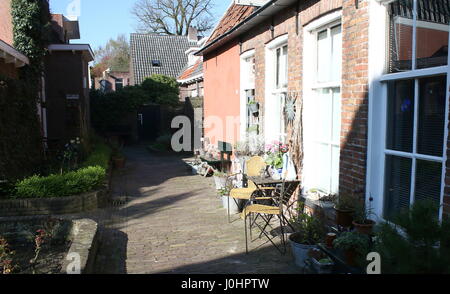 Gemütliches Zuhause in Sint Anthonygasthuis (St.-Antonius Hofje = Innenhof mit Armenhäuser), Innenstadt von Groningen, Niederlande. Gegründet im Jahre 1517. Stockfoto
