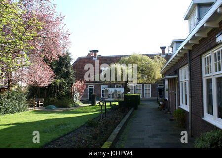 Sint Anthonygasthuis (St. Antony's Hofje = Innenhof mit Armenhäuser), Innere Stadt Groningen, Niederlande. Im Jahre 1517 gegründet. Stockfoto