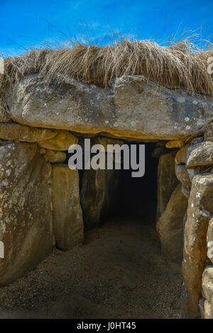 Eingang West Kennet Long Barrow, Wiltshire UK. Stockfoto