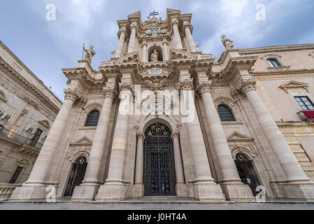 Fassade der Kathedrale von Syrakus am Domplatz (Piazza del Duomo) auf der Insel Ortygia, historischen Teil von Syrakus auf Sizilien Insel, Italien Stockfoto