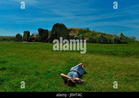 Silbury Hill und West Kennet Long Barrow, Wiltshire UK. Stockfoto