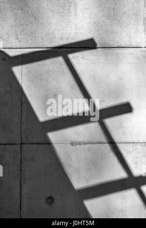 Schatten-Muster auf eine Betonwand geworfen. Stockfoto
