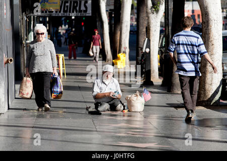 Ein Obdachloser burnishes die Sterne auf dem Hollywood Walk of Fame Stockfoto