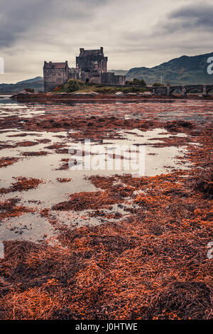 Atemberaubender Sonnenuntergang über See auf Eilean Donan Castle in Schottland Stockfoto