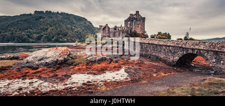 Sonnenuntergang über See auf Eilean Donan Castle in Schottland Stockfoto