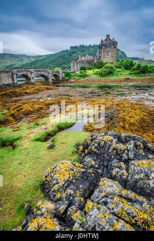 Schöne Dämmerung über Loch auf Eilean Donan Castle in Schottland Stockfoto