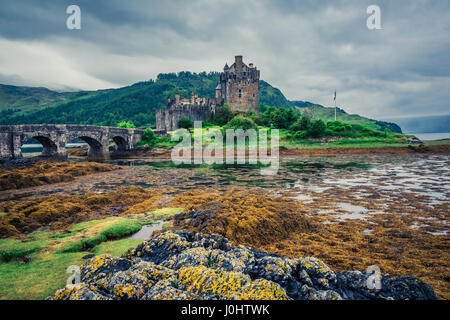 Sonnenuntergang über See auf Eilean Donan Castle in Schottland Stockfoto