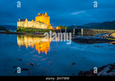 Atemberaubenden Sonnenuntergang über See auf Eilean Donan Castle in Schottland Stockfoto