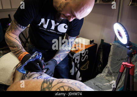 GALWAY, Irland - SEPTEMBER 12: Tattoo-Künstler bei der Arbeit während der 3. jährlichen internationalen Galway Tattoo Show am 12. September 2015 Stockfoto