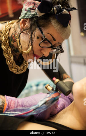 GALWAY, Irland - SEPTEMBER 12: Tattoo-Künstler bei der Arbeit während der 3. jährlichen internationalen Galway Tattoo Show am 12. September 2015 Stockfoto