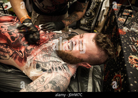 GALWAY, Irland - SEPTEMBER 12: Tattoo-Künstler bei der Arbeit während der 3. jährlichen internationalen Galway Tattoo Show am 12. September 2015 Stockfoto