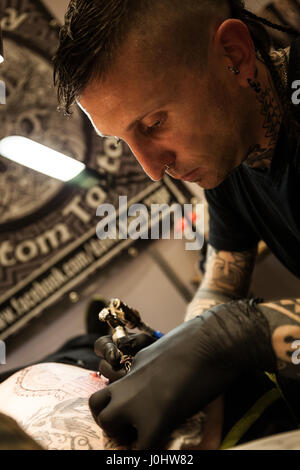 GALWAY, Irland - SEPTEMBER 12: Tattoo-Künstler bei der Arbeit während der 3. jährlichen internationalen Galway Tattoo Show am 12. September 2015 Stockfoto