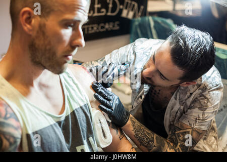 GALWAY, Irland - SEPTEMBER 12: Tattoo-Künstler bei der Arbeit während der 3. jährlichen internationalen Galway Tattoo Show am 12. September 2015 Stockfoto