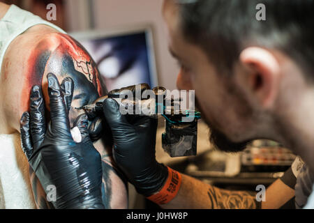 GALWAY, Irland - SEPTEMBER 12: Tattoo-Künstler bei der Arbeit während der 3. jährlichen internationalen Galway Tattoo Show am 12. September 2015 Stockfoto