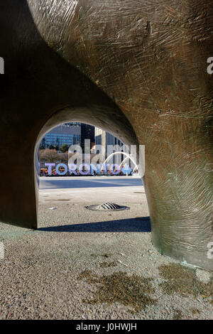 Toronto City Hall, Nathan Phillips Square, horizontal invertierte Bild von Toronto Zeichen aus der Bogenschütze von Henry Moore, Toronto, Ontario, Kanada gesehen Stockfoto