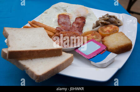 Kambodscha Frühstück Toast, Marmelade, Erdnussbutter, Schweinefleisch, Tomaten Stockfoto