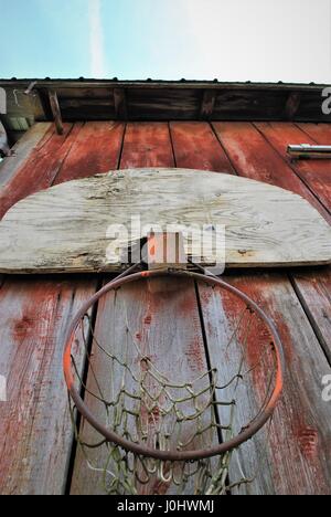 Alten Basketballkorb auf rote Scheune Wand Stockfoto