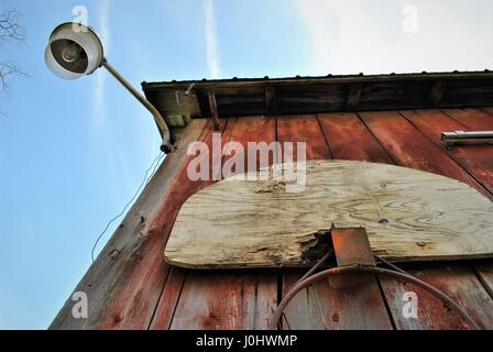 Alten Basketballkorb auf rote Scheune Wand Stockfoto