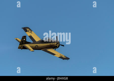 Maribor, Slowenien - 7. April 2017: North American T-28 Trojan des Red Bull display Team der Flying Bulls Kunstflug bei jährlichen Schulungen durchführen Stockfoto