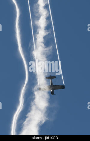 Maribor, Slowenien - 7. April 2017: North American T-28 Trojan des Red Bull display Team der Flying Bulls Kunstflug bei jährlichen Schulungen durchführen Stockfoto