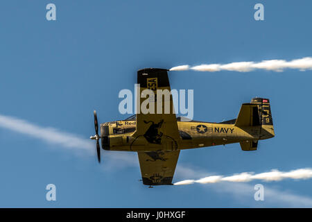 Maribor, Slowenien - 7. April 2017: North American T-28 Trojan des Red Bull display Team der Flying Bulls Kunstflug bei jährlichen Schulungen durchführen Stockfoto