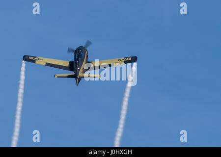 Maribor, Slowenien - 7. April 2017: North American T-28 Trojan des Red Bull display Team der Flying Bulls Kunstflug bei jährlichen Schulungen durchführen Stockfoto