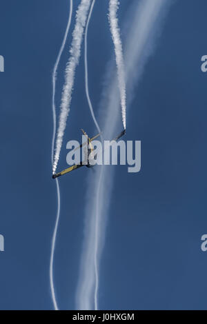 Maribor, Slowenien - 7. April 2017: North American T-28 Trojan des Red Bull display Team der Flying Bulls Kunstflug bei jährlichen Schulungen durchführen Stockfoto