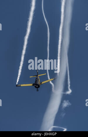 Maribor, Slowenien - 7. April 2017: North American T-28 Trojan des Red Bull display Team der Flying Bulls Kunstflug bei jährlichen Schulungen durchführen Stockfoto