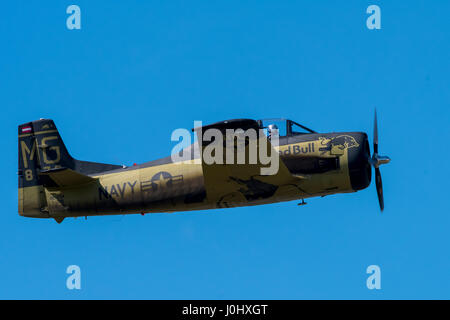 Maribor, Slowenien - 7. April 2017: North American T-28 Trojan des Red Bull display Team der Flying Bulls Kunstflug bei jährlichen Schulungen durchführen Stockfoto