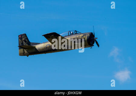 Maribor, Slowenien - 7. April 2017: North American T-28 Trojan des Red Bull display Team der Flying Bulls Kunstflug bei jährlichen Schulungen durchführen Stockfoto