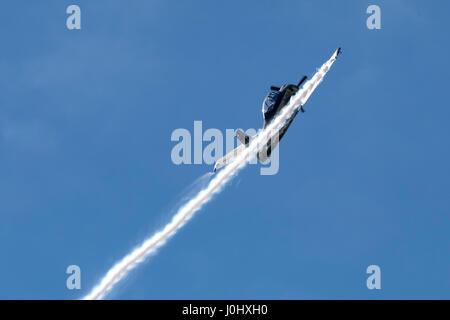 Maribor, Slowenien - 7. April 2017: North American T-28 Trojan des Red Bull display Team der Flying Bulls Kunstflug bei jährlichen Schulungen durchführen Stockfoto