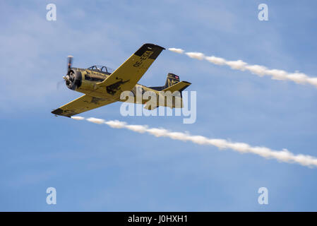 Maribor, Slowenien - 7. April 2017: North American T-28 Trojan des Red Bull display Team der Flying Bulls Kunstflug bei jährlichen Schulungen durchführen Stockfoto