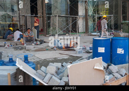 26.01.2017, Yangon, Republik der Union Myanmar, Asien - Bauarbeiter in ihrer Mittagspause auf einer Baustelle in Yangon. Stockfoto