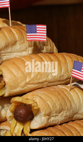 viele Würstchen mit Pommes Frites und weiches Brot-Pudding mit amerikanischen Flagge Stockfoto