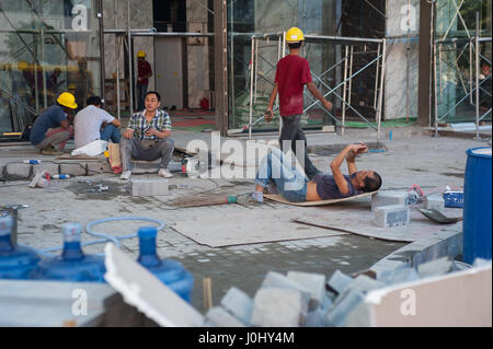 26.01.2017, Yangon, Republik der Union Myanmar, Asien - Bauarbeiter in ihrer Mittagspause auf einer Baustelle in Yangon. Stockfoto