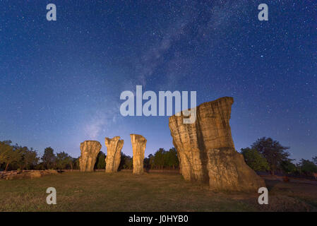 Die Milchstraße über Mor Hin Khao Stockfoto