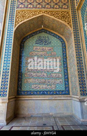 Details der Gebäude im Komplex mit Moschee und Mausoleum von Shah Cheragh in Shiraz, Hauptstadt der Provinz Fars im Iran Stockfoto