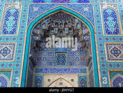 Muqarnas Gebäude im Komplex mit Moschee und Mausoleum von Shah Cheragh in Shiraz, Hauptstadt der Provinz Fars im Iran Stockfoto