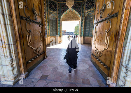 Großen Holztor in Moschee und Mausoleum von Shah Cheragh in Shiraz, Hauptstadt der Provinz Fars im Iran Stockfoto