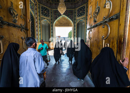 Großen Holztor in Moschee und Mausoleum von Shah Cheragh in Shiraz, Hauptstadt der Provinz Fars im Iran Stockfoto