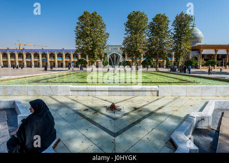 Pool auf einem Hof der Moschee und Mausoleum von Shah Cheragh in Shiraz, Hauptstadt der Provinz Fars im Iran Stockfoto