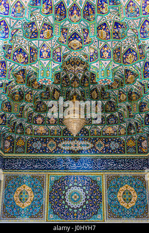 Muqarnas der Moschee und Mausoleum von Shah Cheragh in Shiraz, Hauptstadt der Provinz Fars im Iran Stockfoto