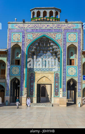 Großes Tor der Moschee und Mausoleum von Shah Cheragh in Shiraz, Hauptstadt der Provinz Fars im Iran Stockfoto