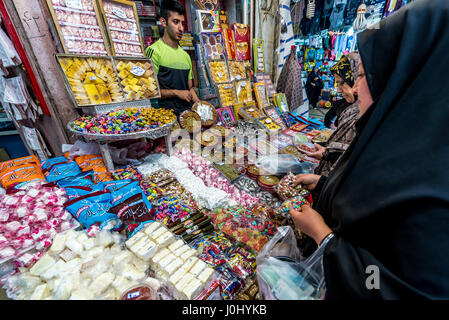 Iranische Bonbons für den Verkauf auf Hagi Bazar neben Shah Cheragh-Moschee in Shiraz, Hauptstadt der Provinz Fars im Iran Stockfoto